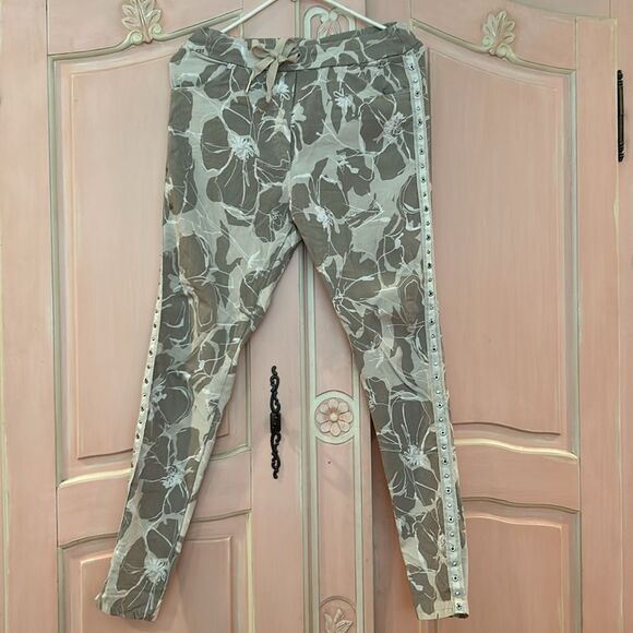 Venti 6 Joggers, Floral Print with studded down sides, Made in Italy , Soft, S - Picture 1 of 14